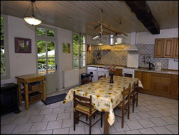 Le Cerisier kitchen